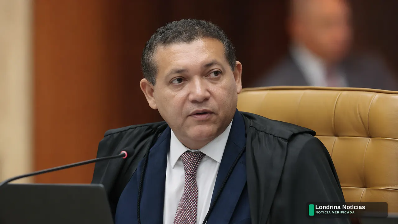 Fachada do Tribunal Superior Eleitoral durante sessão sobre pesquisa eleitoral suspensa